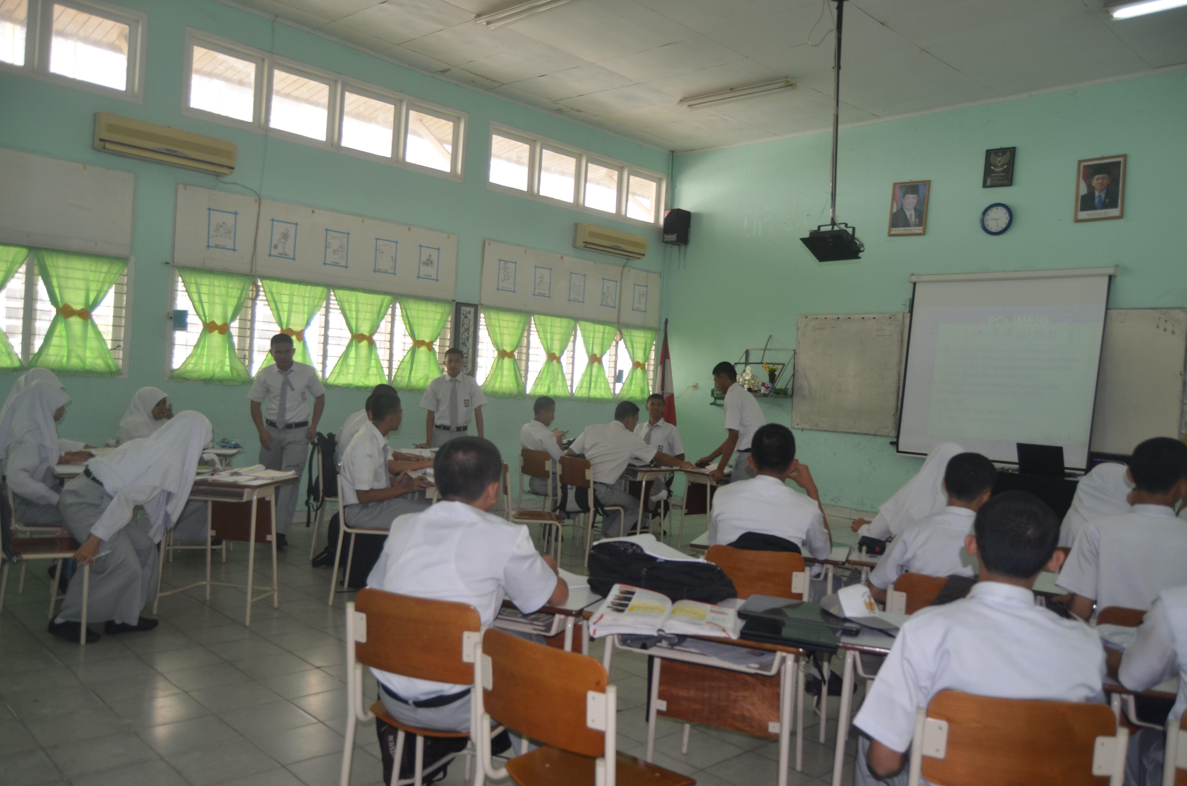 Ruang Kelas SMA Negeri Plus Propinsi Riau